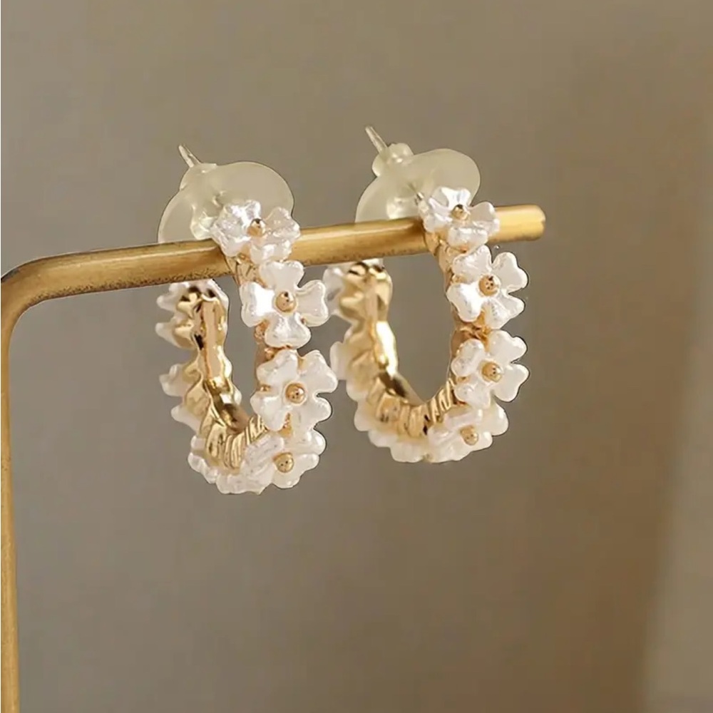 BRAND NEW ♥️ SUPER CUTE Elegant Vintage-Inspired Floral C-Shaped Hoop Earrings